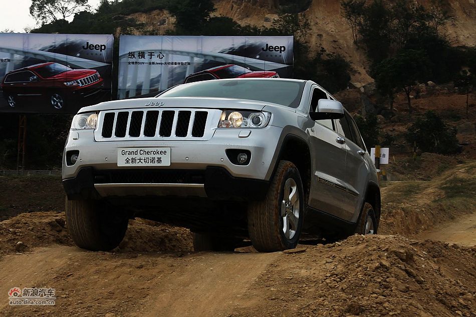 新浪汽车体验试驾全新切诺基-动态