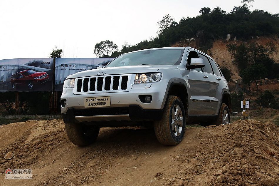 新浪汽车体验试驾全新切诺基-动态