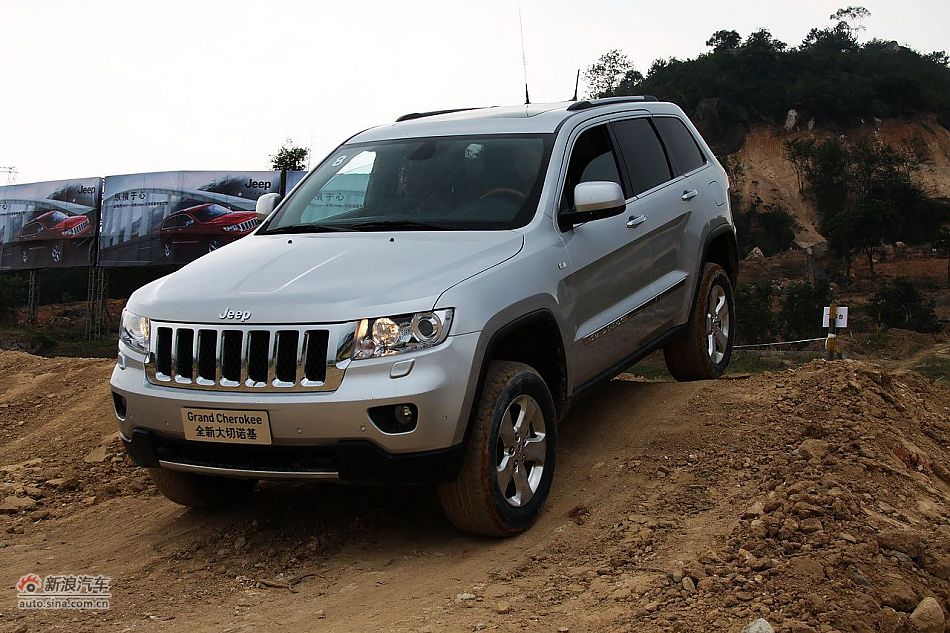 新浪汽车体验试驾全新切诺基-动态