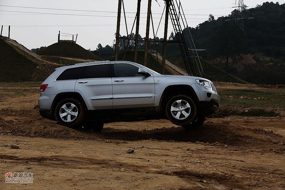 新浪汽车体验试驾全新切诺基-动态