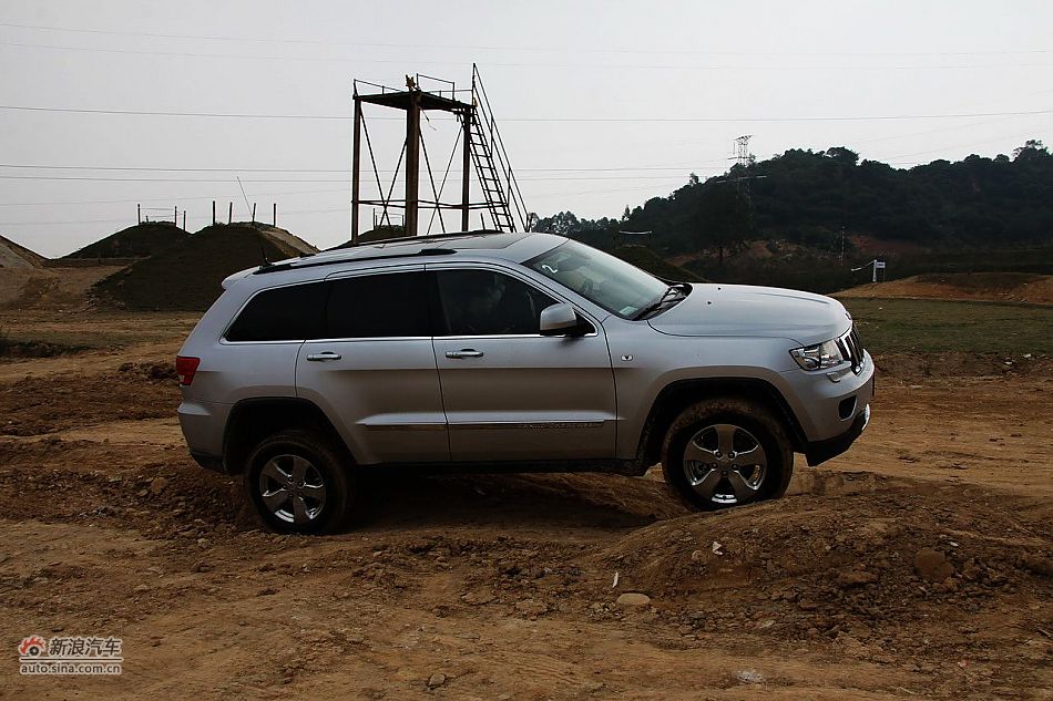 新浪汽车体验试驾全新切诺基-动态