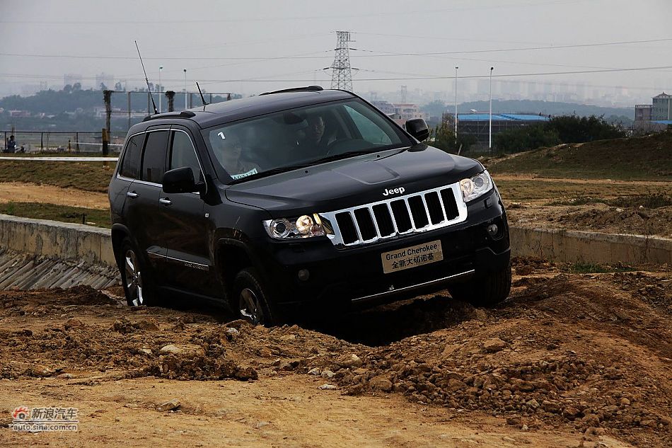 新浪汽车体验试驾全新切诺基-动态