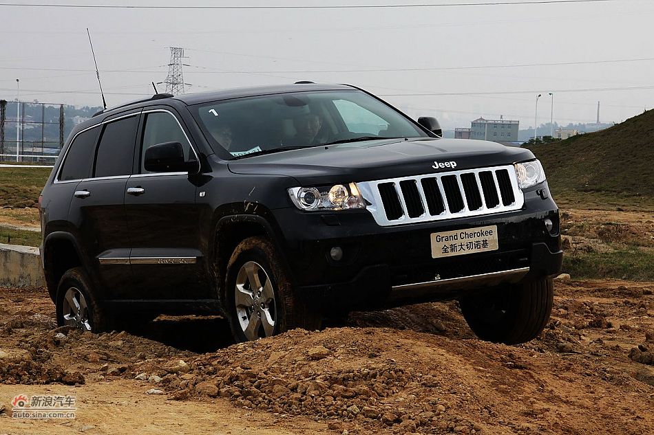 新浪汽车体验试驾全新切诺基-动态