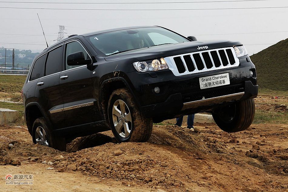 新浪汽车体验试驾全新切诺基-动态