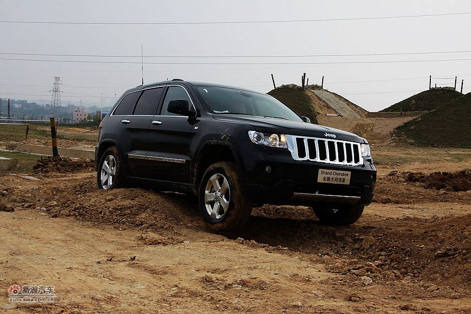 新浪汽车体验试驾全新切诺基-动态