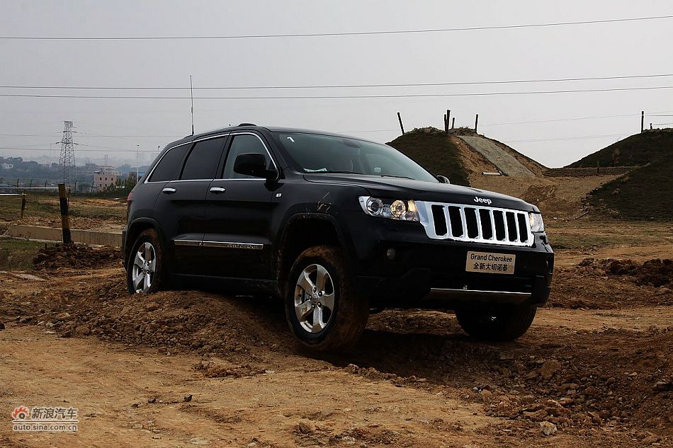 新浪汽车体验试驾全新切诺基-动态