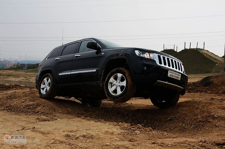 新浪汽车体验试驾全新切诺基-动态