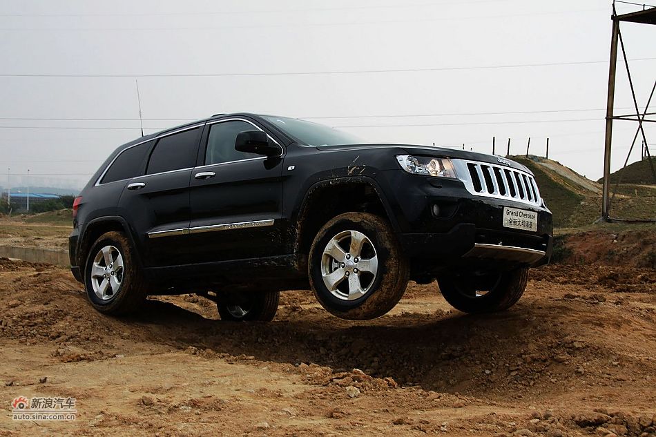 新浪汽车体验试驾全新切诺基-动态