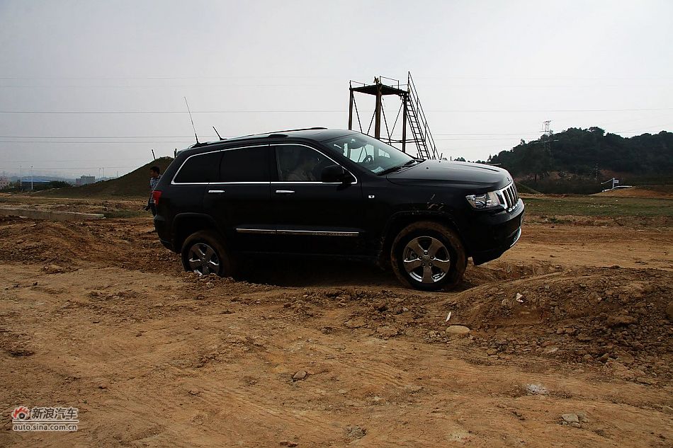 新浪汽车体验试驾全新切诺基-动态