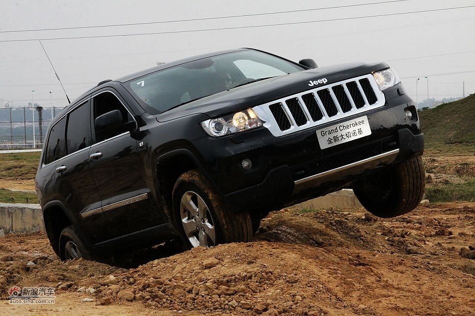 新浪汽车体验试驾全新切诺基-动态