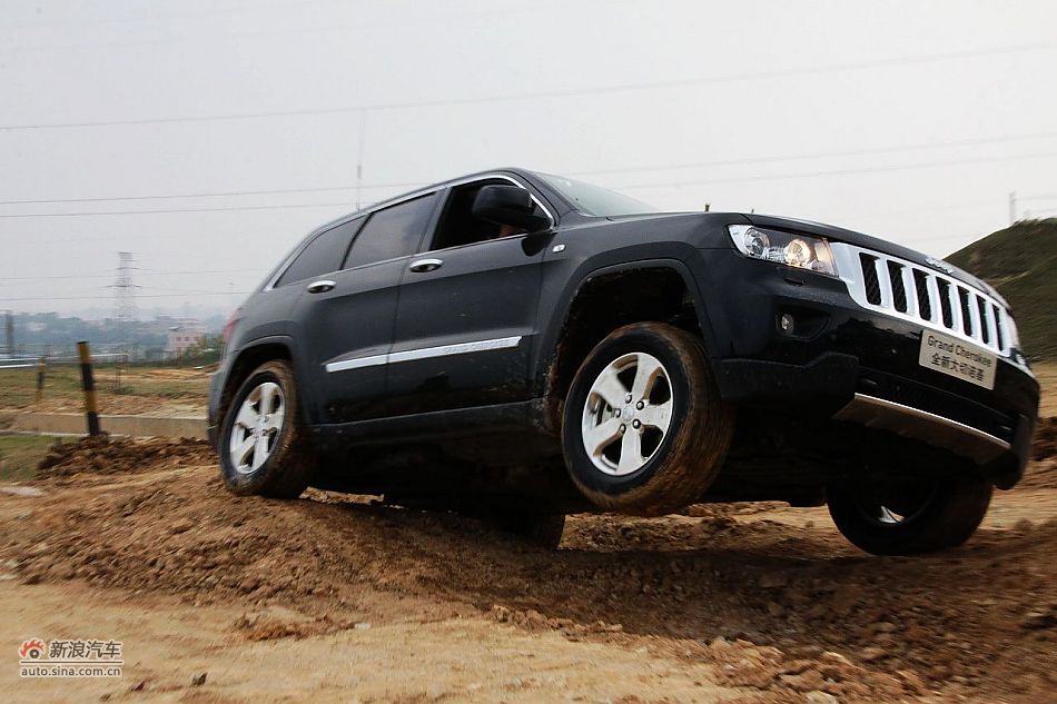 新浪汽车体验试驾全新切诺基-动态