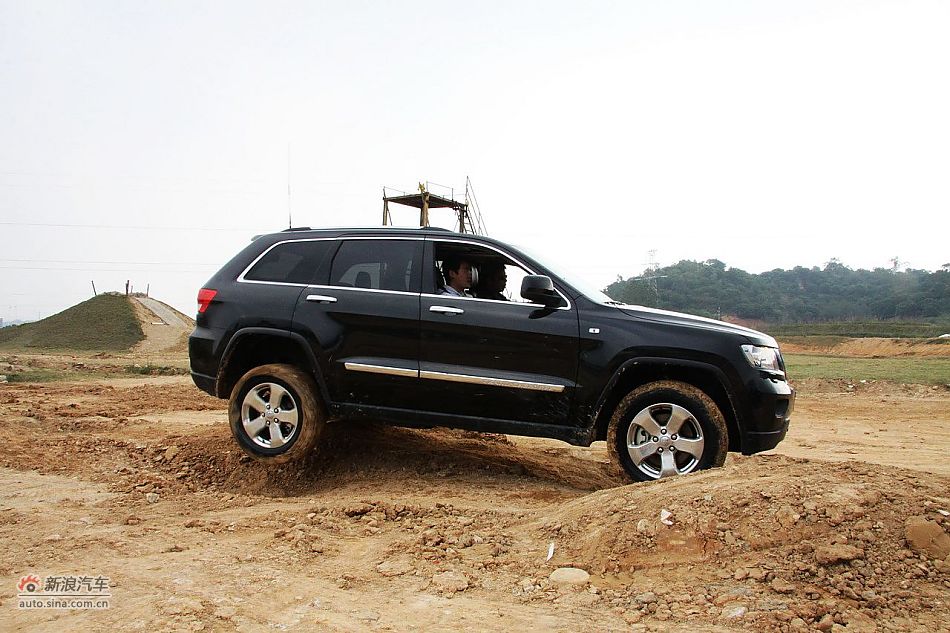 新浪汽车体验试驾全新切诺基-动态