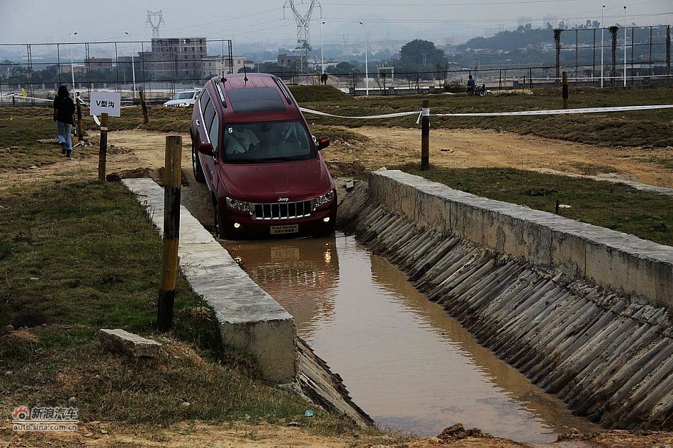 新浪汽车体验试驾全新切诺基-动态