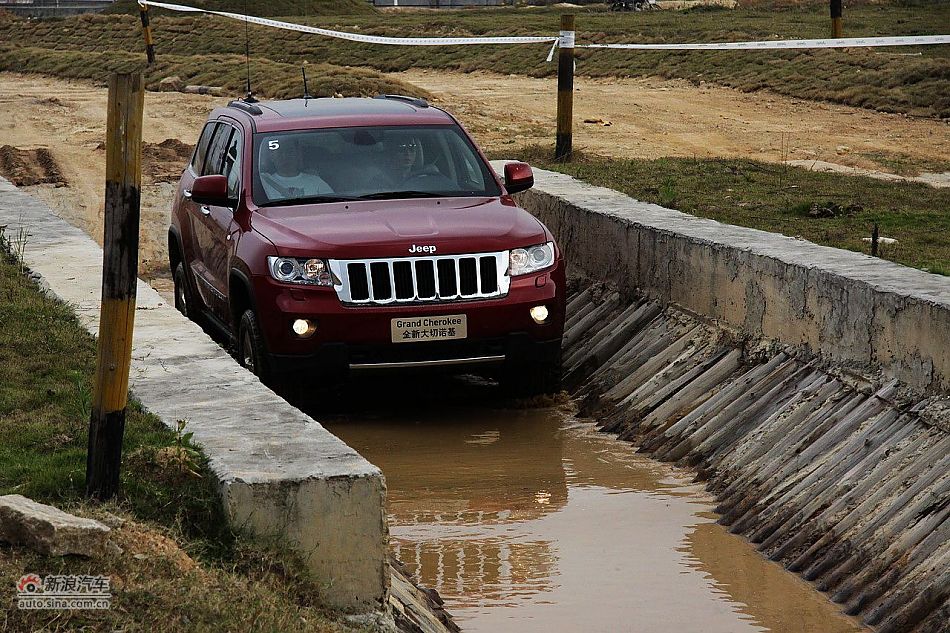 新浪汽车体验试驾全新切诺基-动态