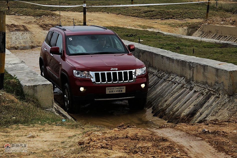 新浪汽车体验试驾全新切诺基-动态