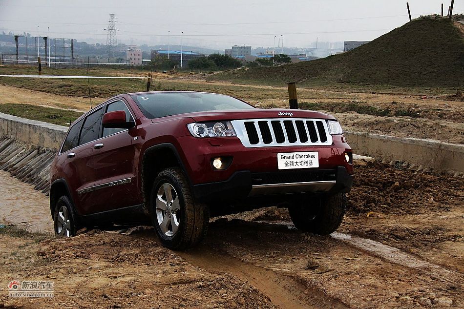 新浪汽车体验试驾全新切诺基-动态