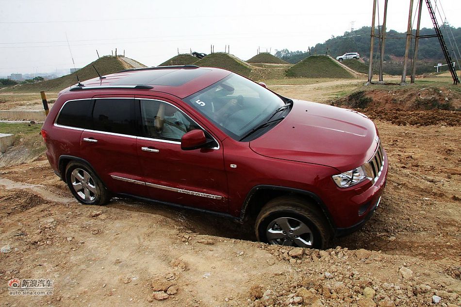 新浪汽车体验试驾全新切诺基-动态