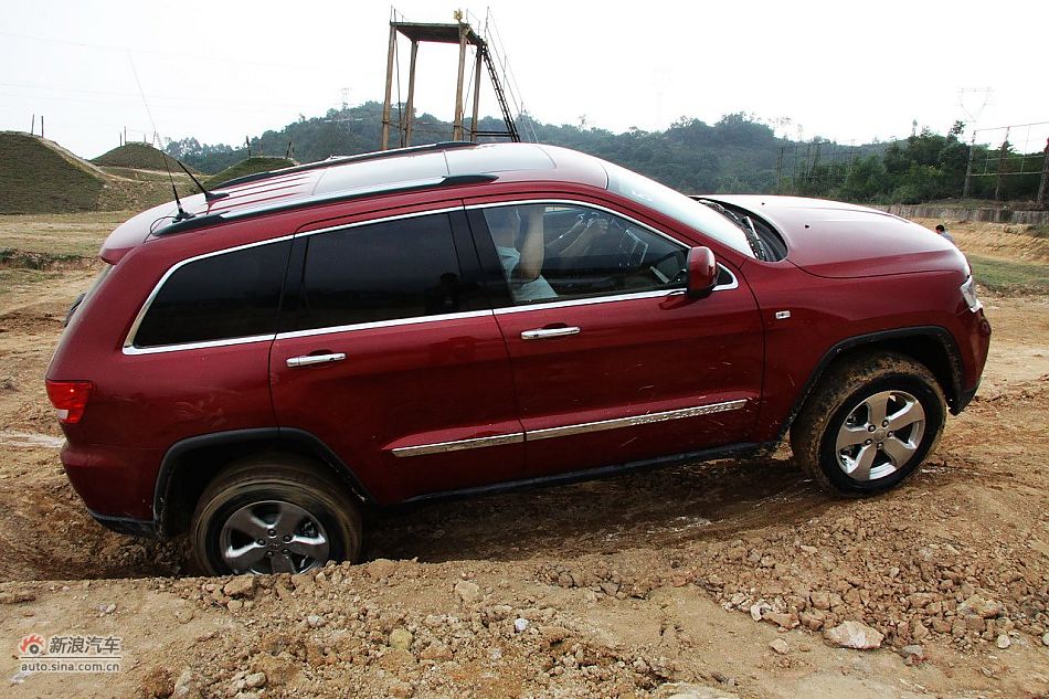 新浪汽车体验试驾全新切诺基-动态