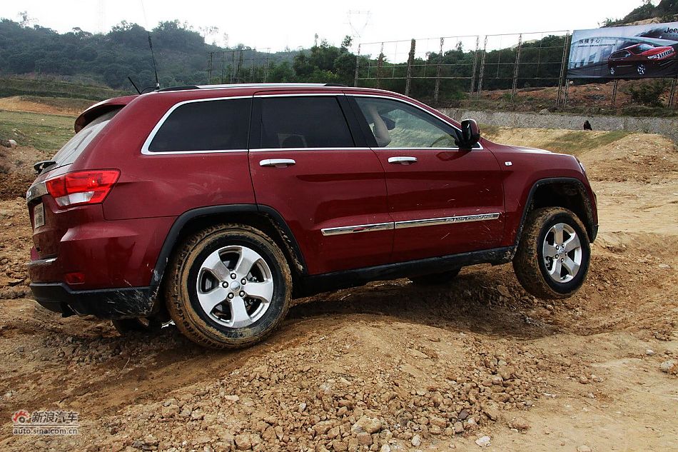 新浪汽车体验试驾全新切诺基-动态