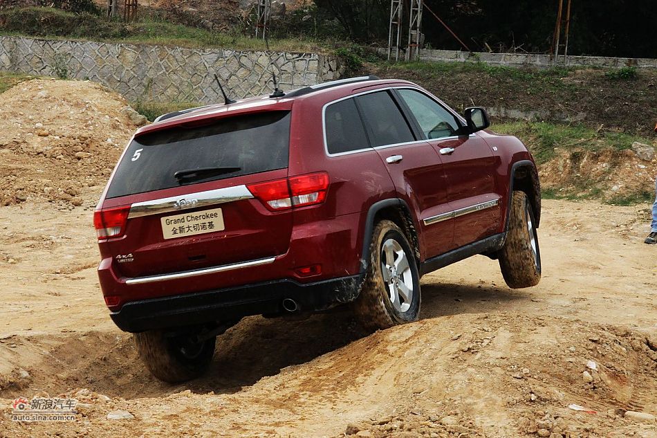 新浪汽车体验试驾全新切诺基-动态