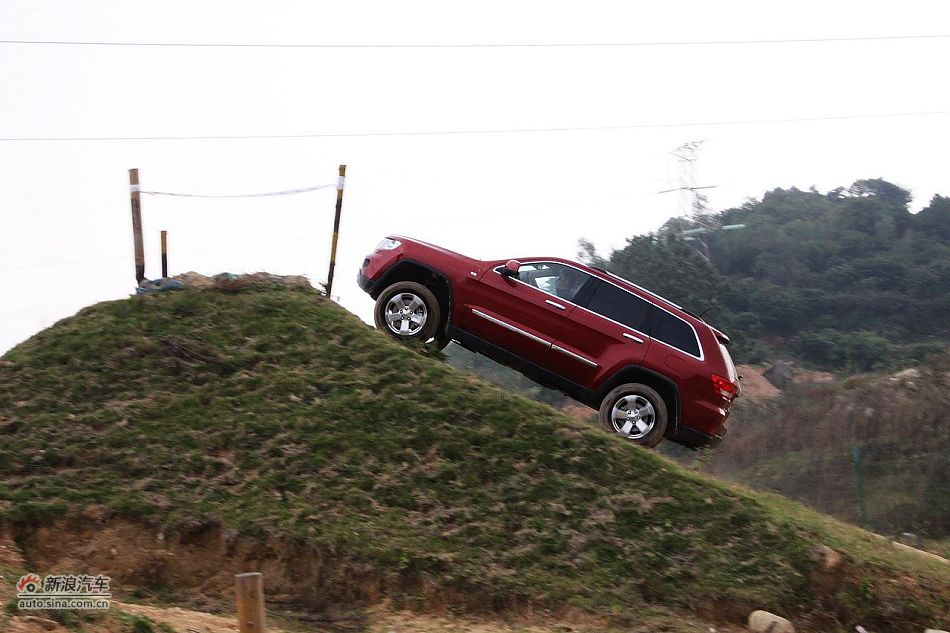 新浪汽车体验试驾全新切诺基-动态