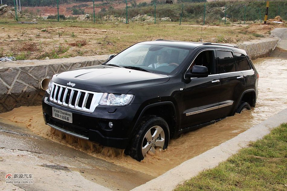 新浪汽车体验试驾全新切诺基-动态