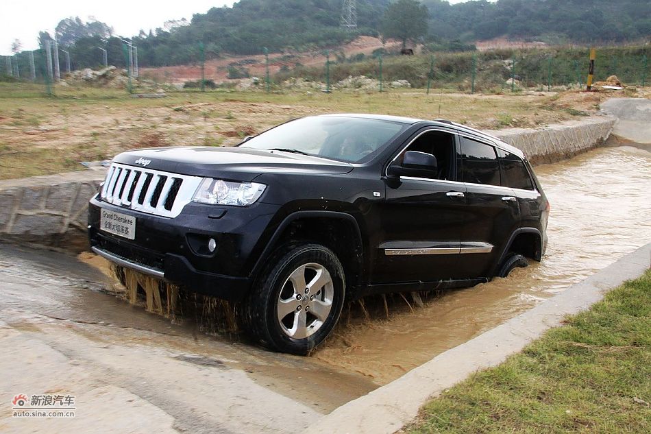 新浪汽车体验试驾全新切诺基-动态