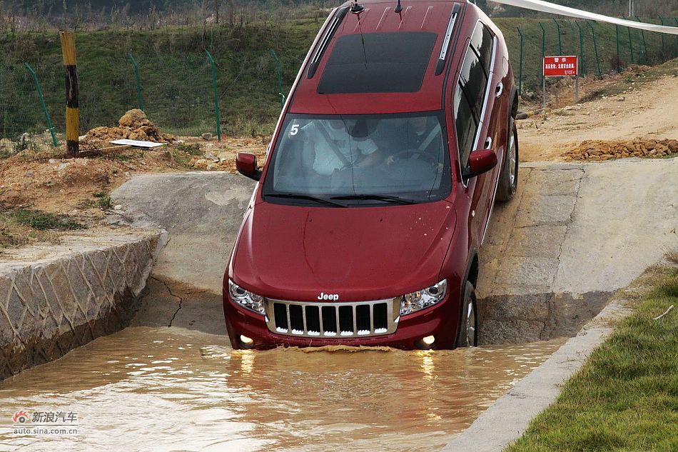 新浪汽车体验试驾全新切诺基-动态