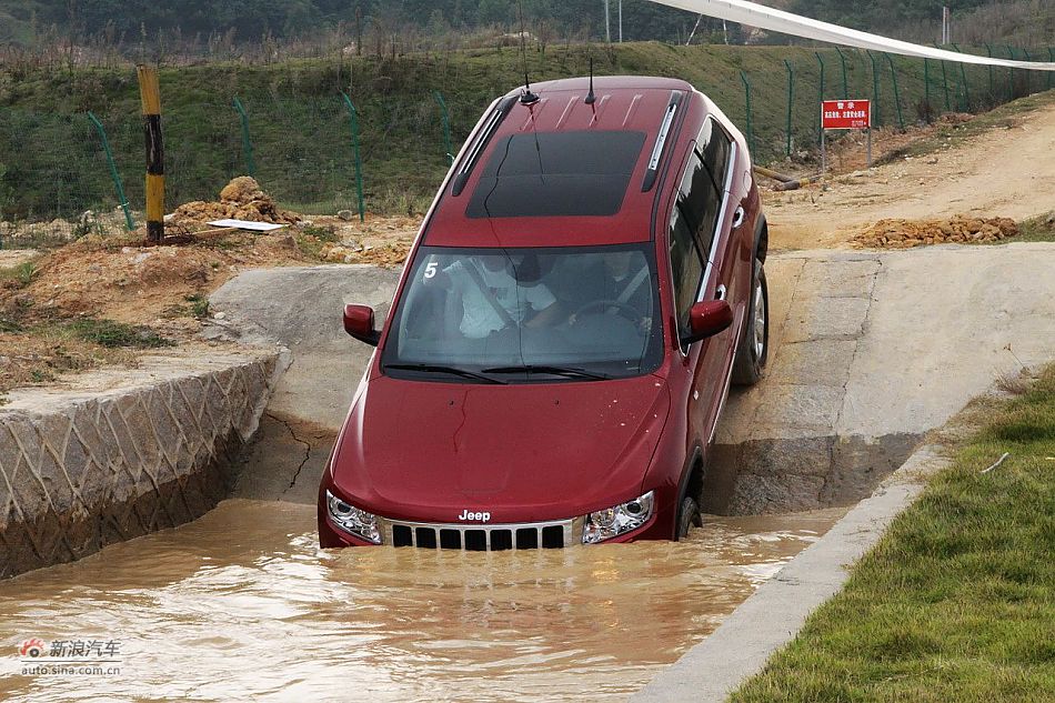新浪汽车体验试驾全新切诺基-动态