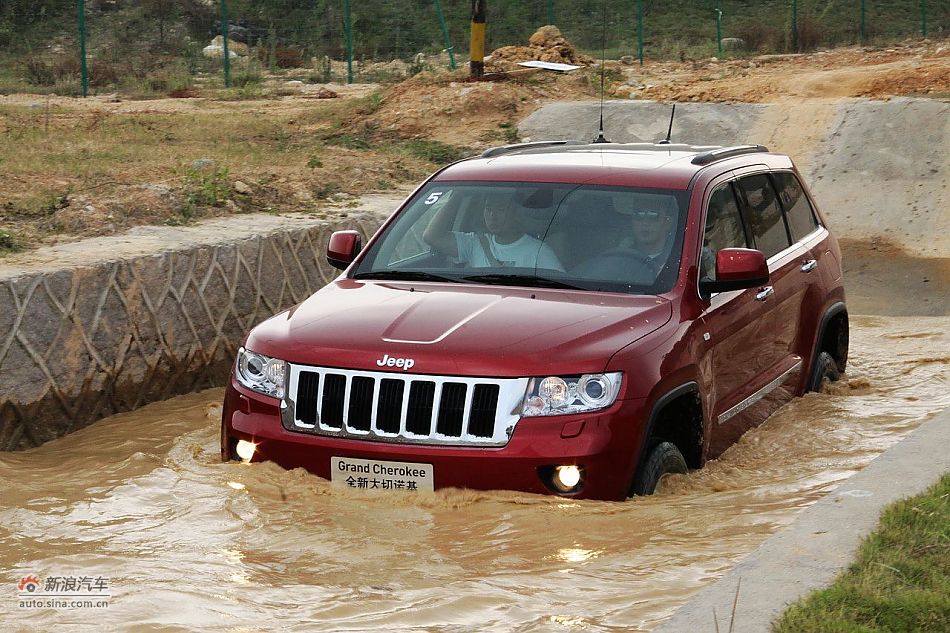 新浪汽车体验试驾全新切诺基-动态