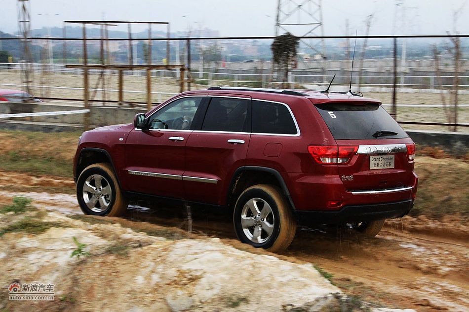 新浪汽车体验试驾全新切诺基-动态