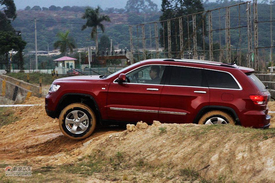 新浪汽车体验试驾全新切诺基-动态