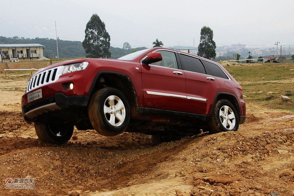 新浪汽车体验试驾全新切诺基-动态