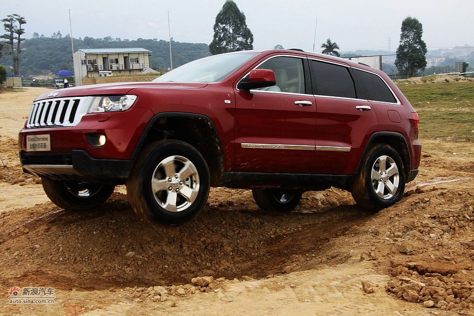 新浪汽车体验试驾全新切诺基-动态