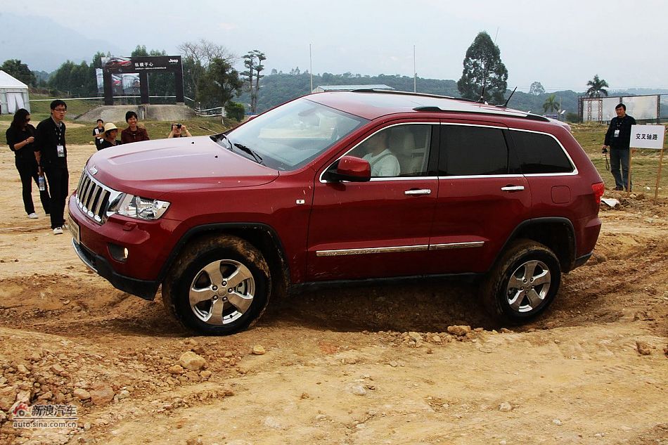 新浪汽车体验试驾全新切诺基-动态