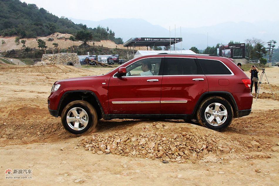 新浪汽车体验试驾全新切诺基-动态