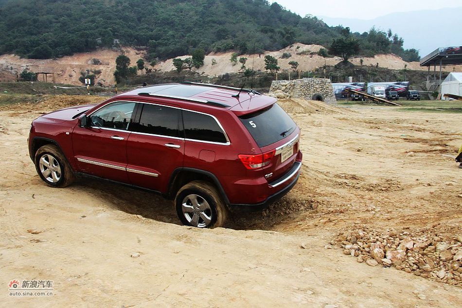 新浪汽车体验试驾全新切诺基-动态