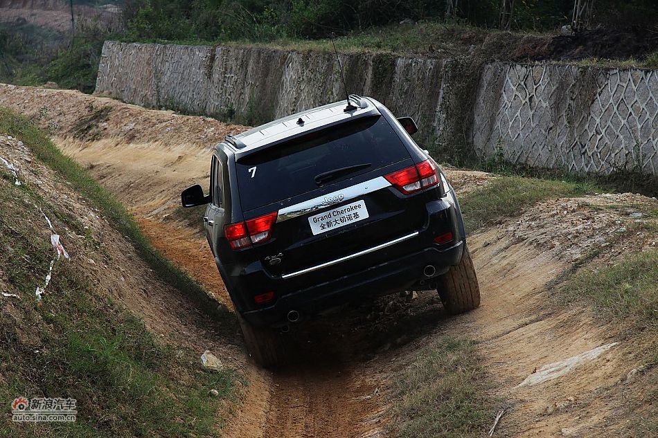 新浪汽车体验试驾全新切诺基-动态
