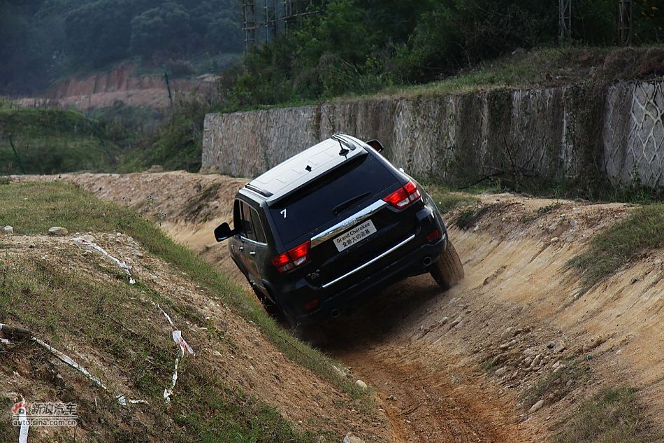 新浪汽车体验试驾全新切诺基-动态