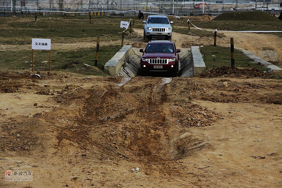 新浪汽车体验试驾全新切诺基-动态