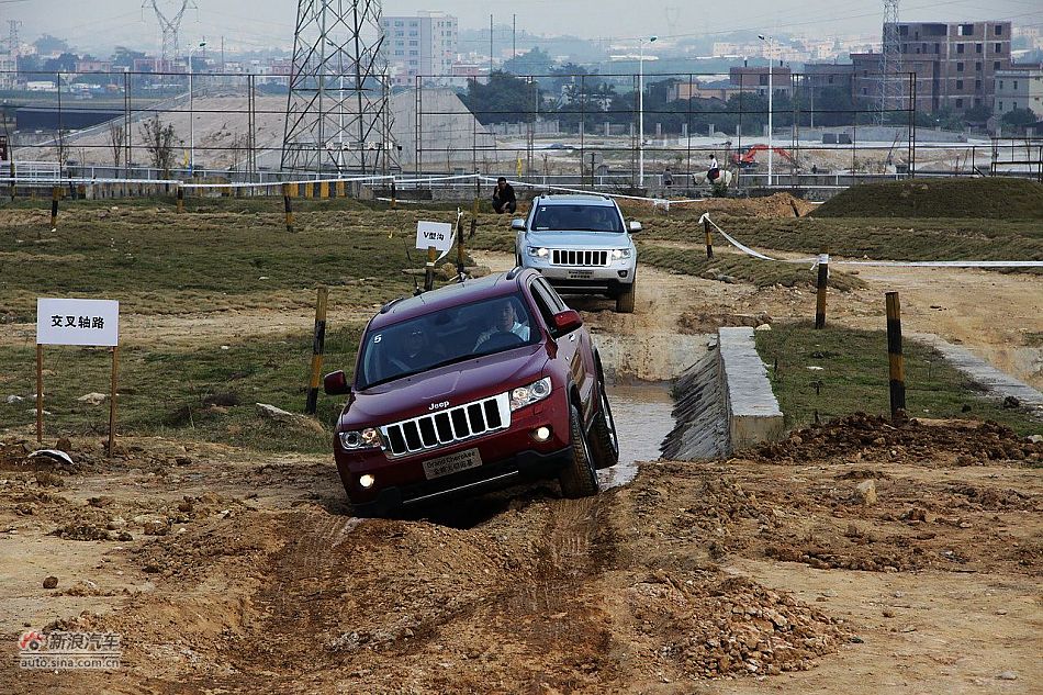 新浪汽车体验试驾全新切诺基-动态