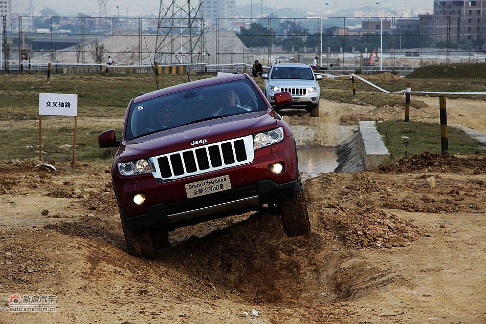新浪汽车体验试驾全新切诺基-动态