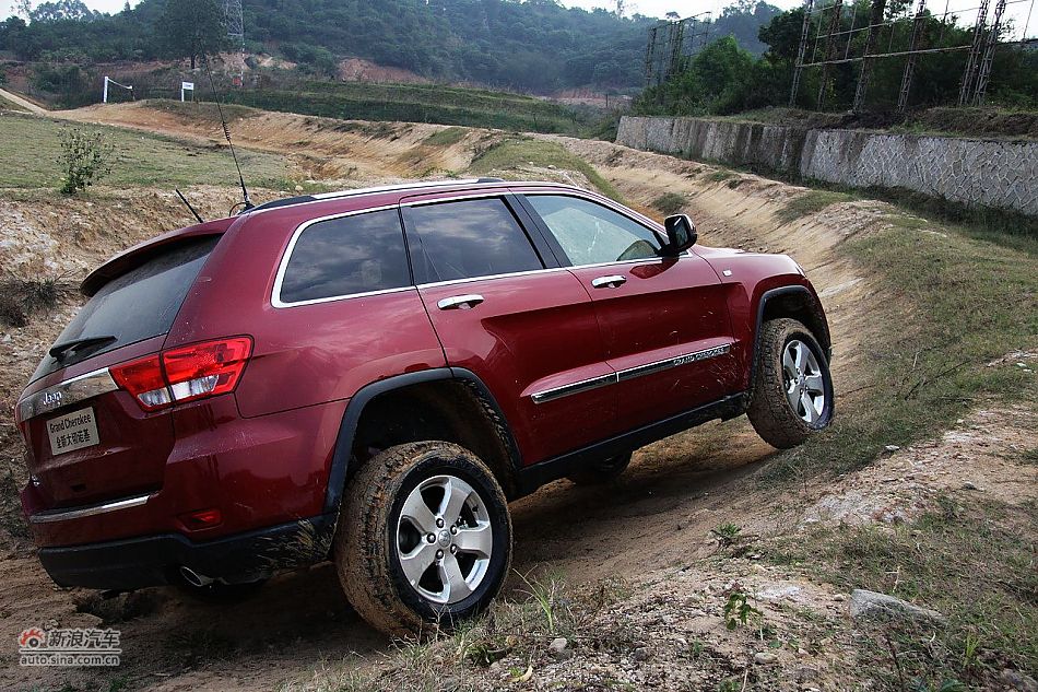 新浪汽车体验试驾全新切诺基-动态