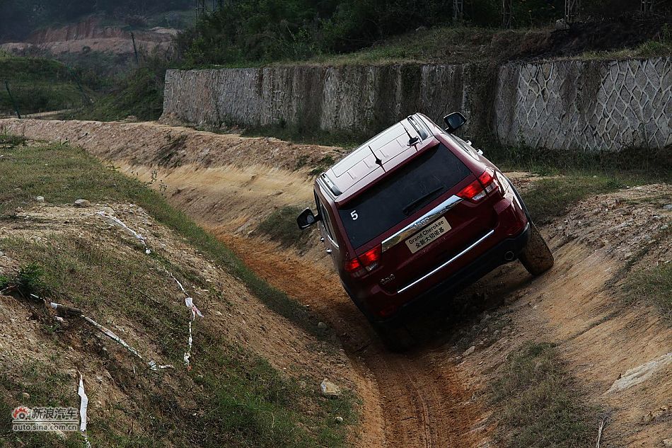 新浪汽车体验试驾全新切诺基-动态