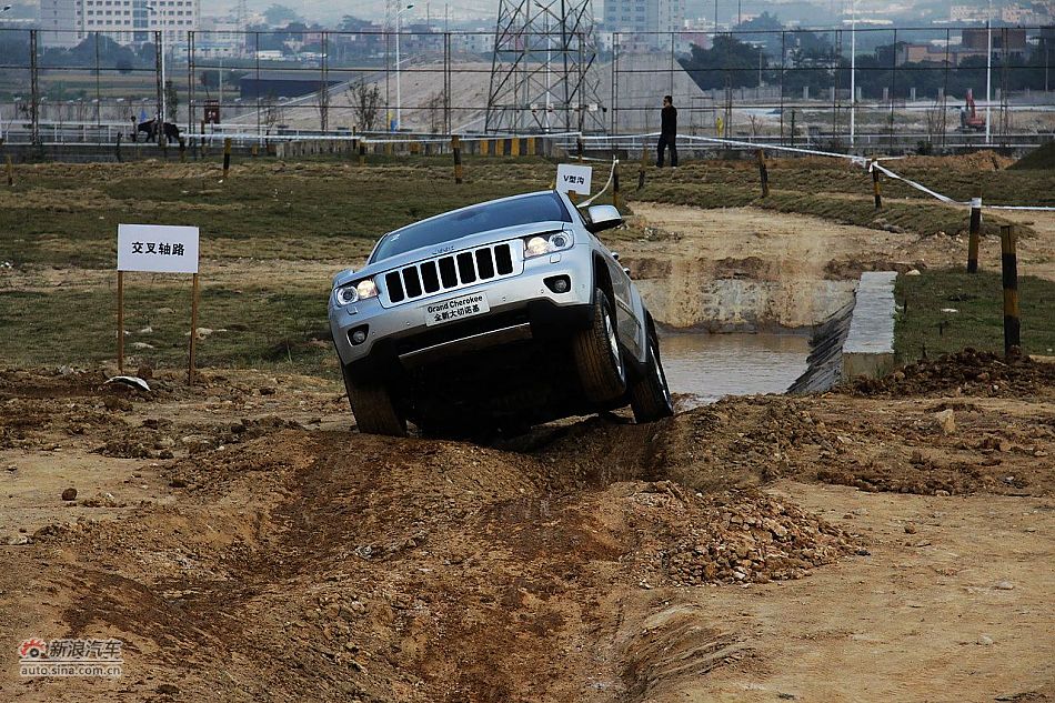 新浪汽车体验试驾全新切诺基-动态