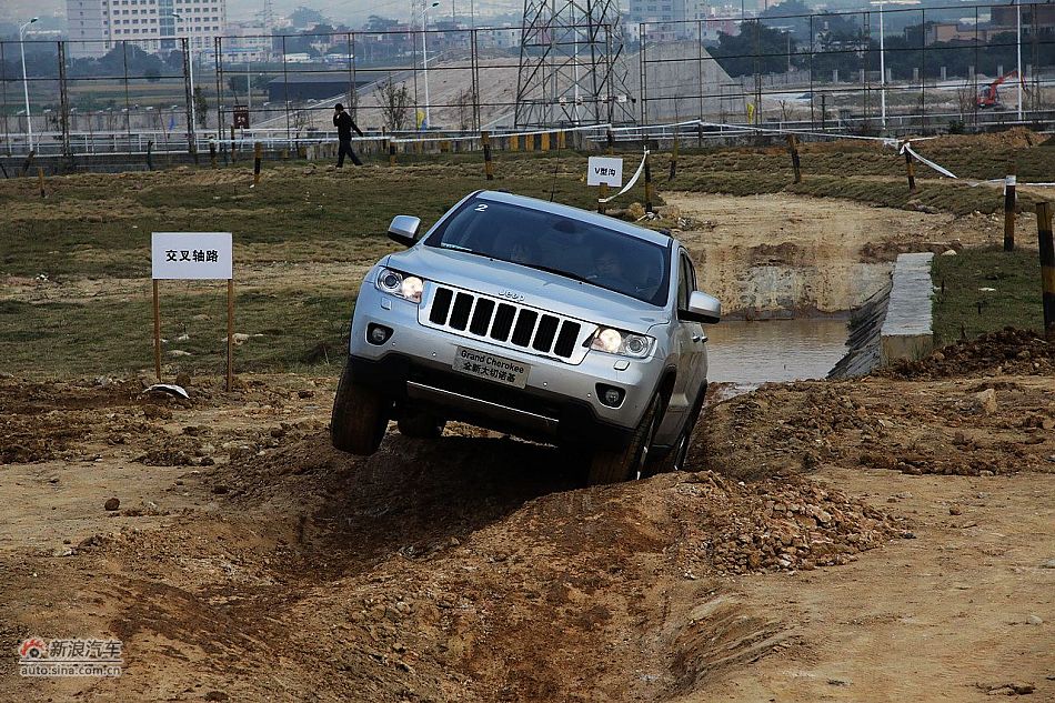 新浪汽车体验试驾全新切诺基-动态