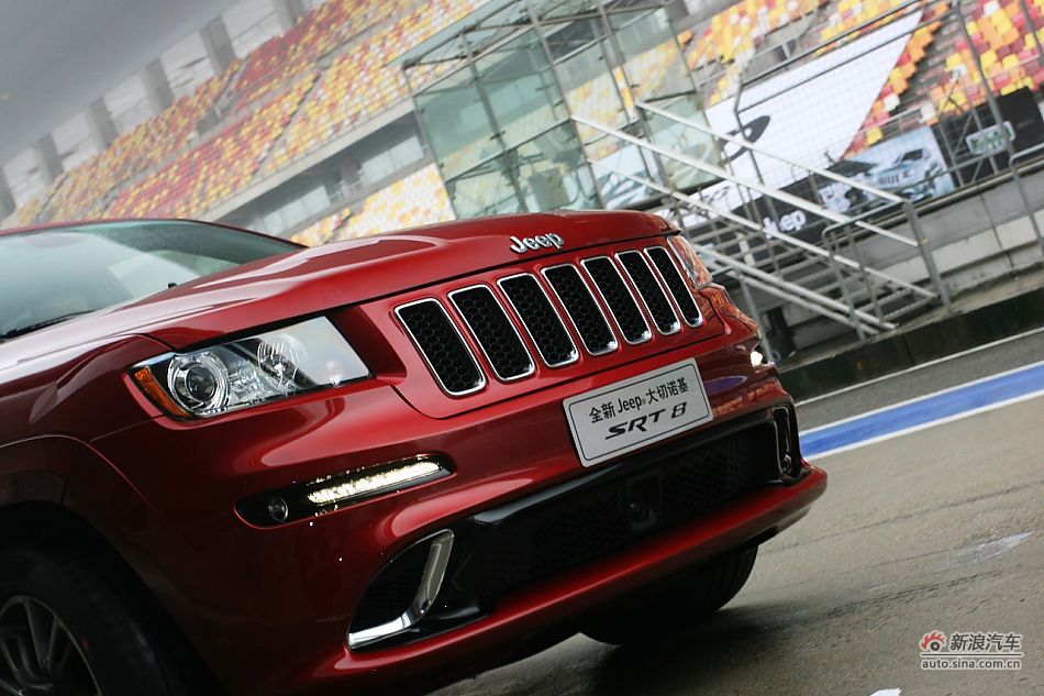 最速公路传说 上赛道激情试驾新大切诺基SRT8