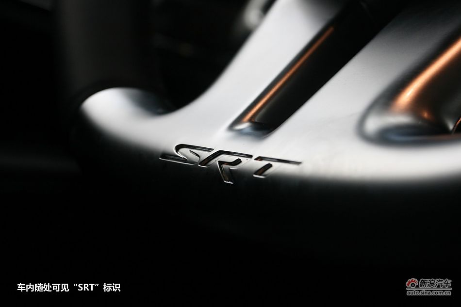 最速公路传说 上赛道激情试驾新大切诺基SRT8