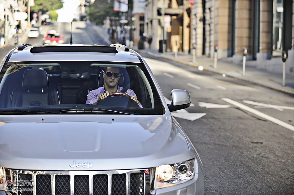 2011款大切诺基-公路驾驶