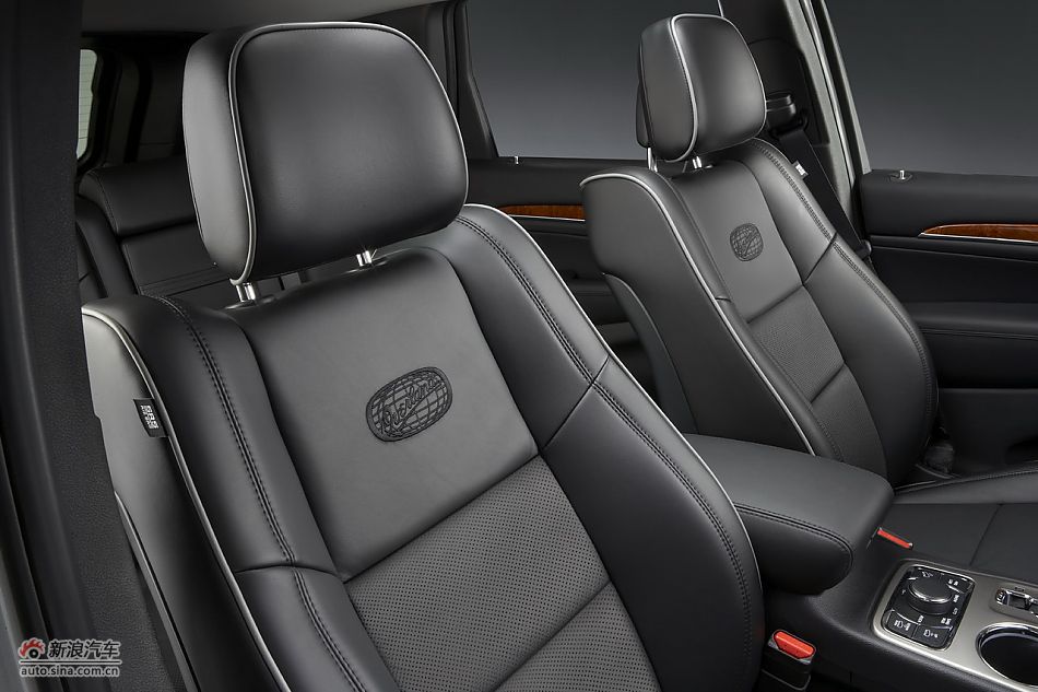 2011款大切诺基内饰